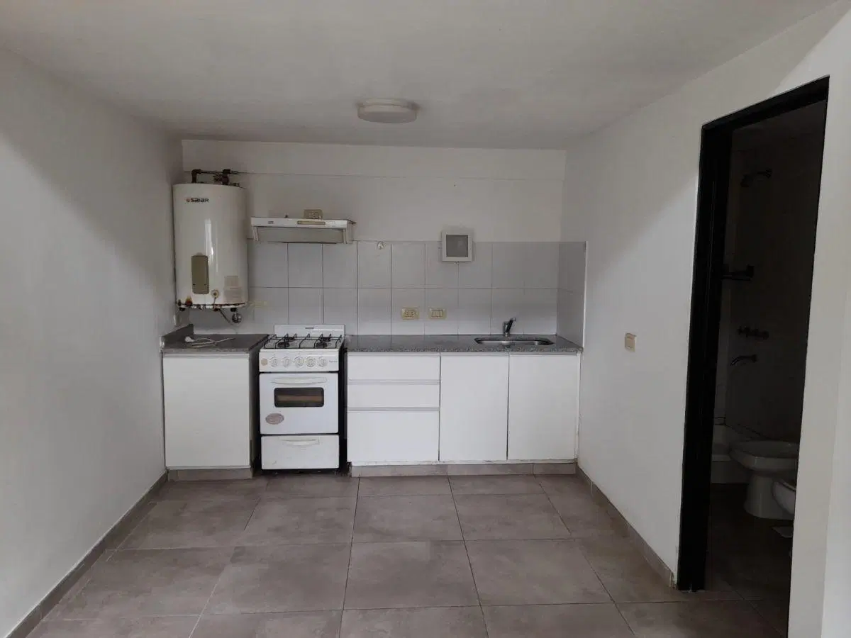 Departamento 43 y 6, Dúplex, dormitorio, living comedor, cocina, baño, muy luminoso. SIN EXPENSAS. 2