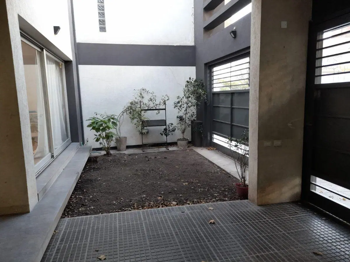 Casa categoría 19y64 en alquiler La Plata Living comedor, 2 baños, toilette, 3 dormitorios garaje 1