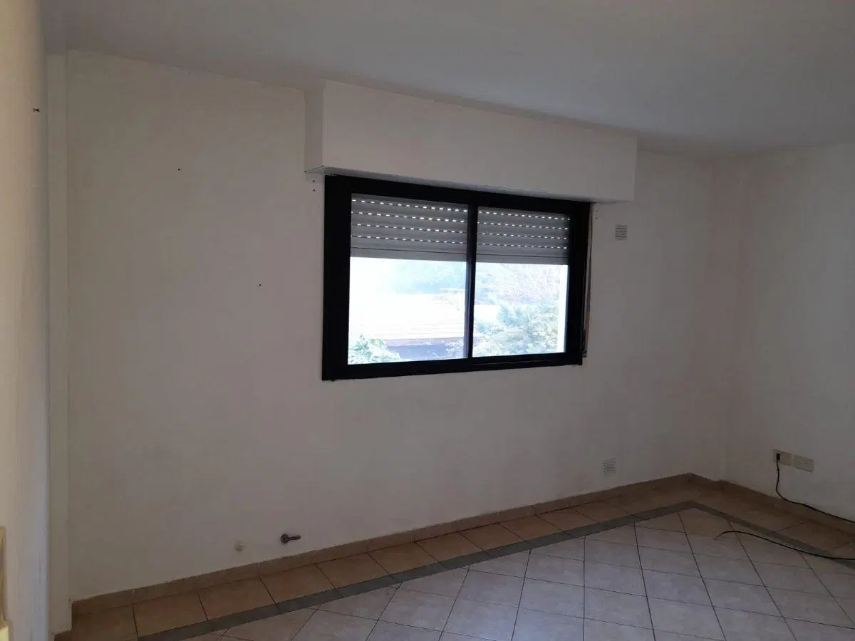 Departamento 10 y 33 living comedor, cocina ,barra desayunadora, baño, dormitorio con placard. 5