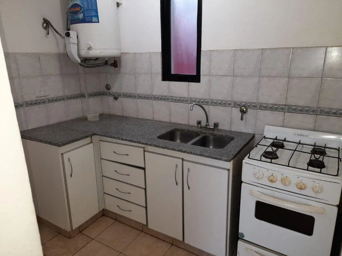 Departamento 10 y 33 living comedor, cocina ,barra desayunadora, baño, dormitorio con placard. 2