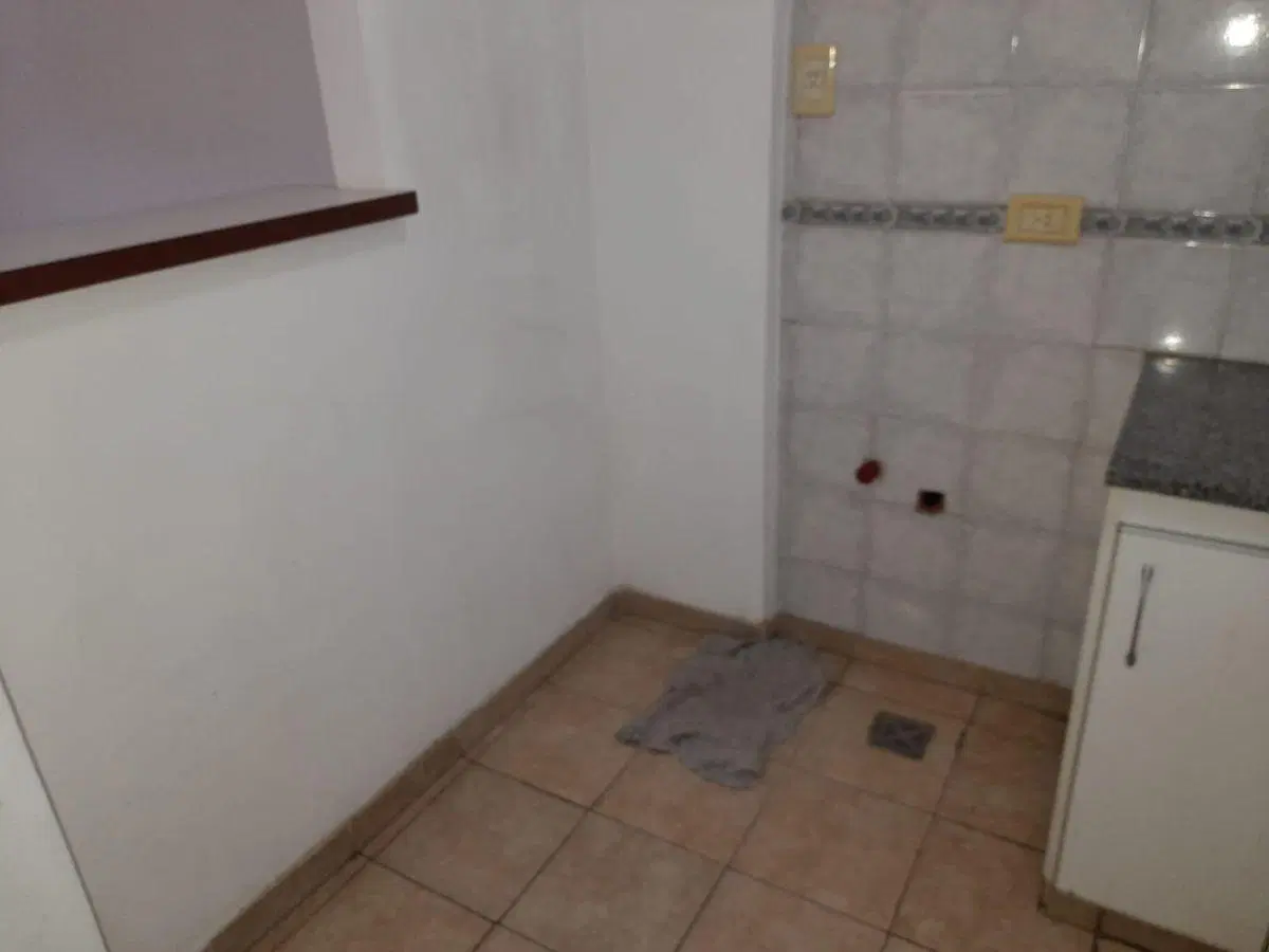 Departamento 10 y 33 living comedor, cocina ,barra desayunadora, baño, dormitorio con placard. 3