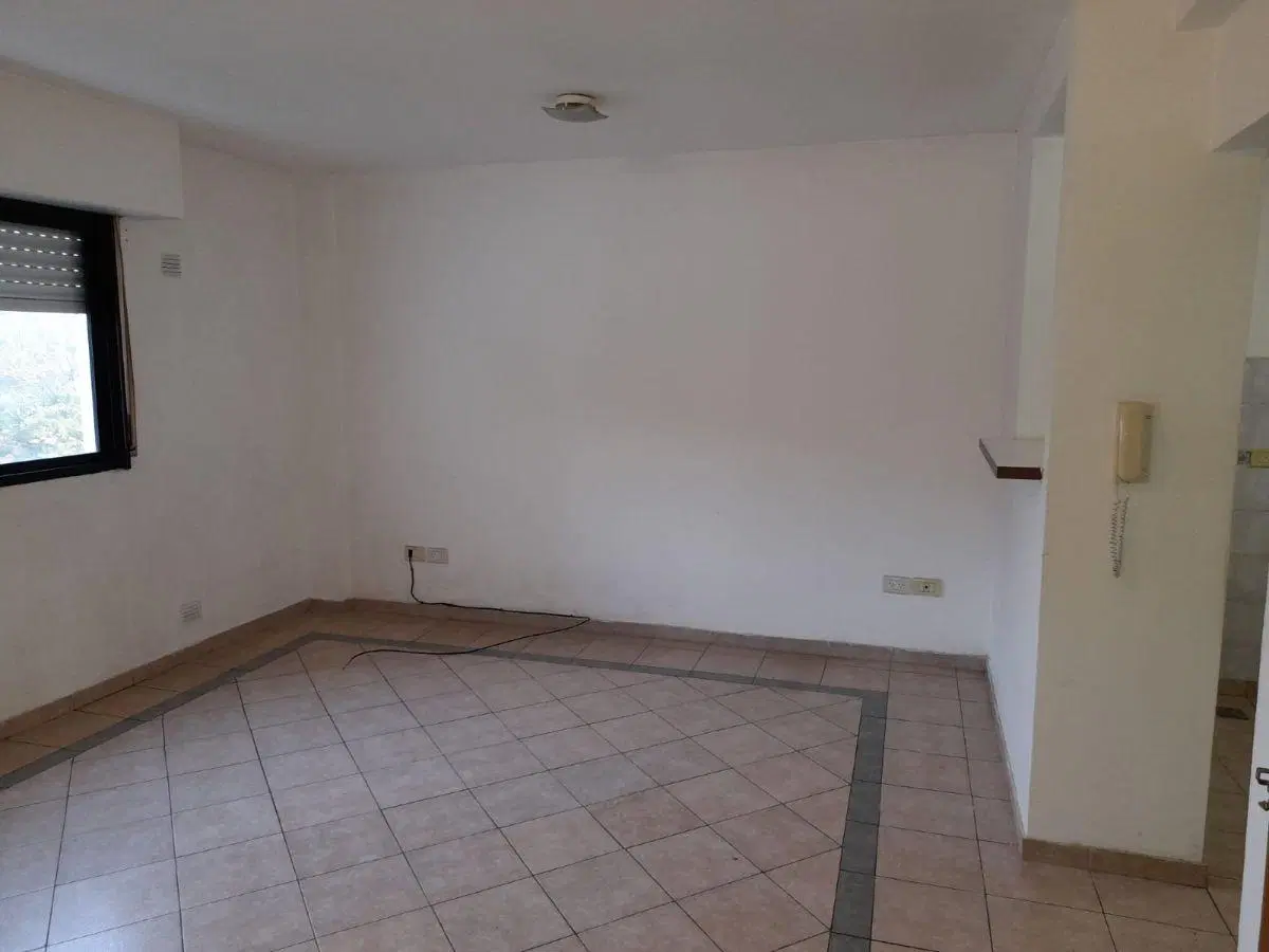 Departamento 10 y 33 living comedor, cocina ,barra desayunadora, baño, dormitorio con placard. 4