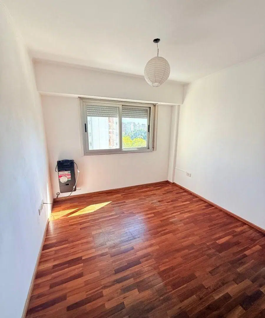 Departamento 54 y 3 frente Living comedor, dormitorio con placard y piso de parquet, baño, balcon 5