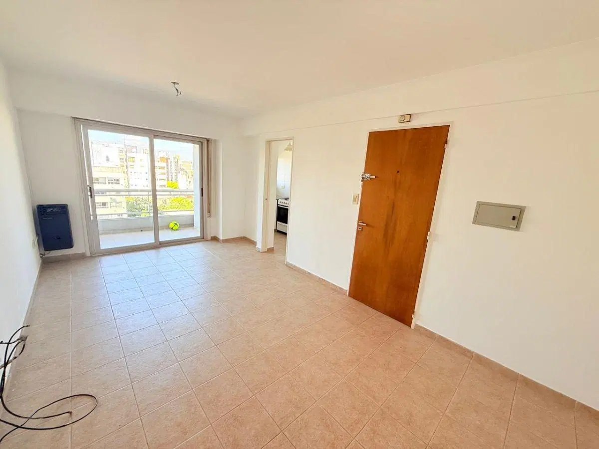 Departamento 54 y 3 frente Living comedor, dormitorio con placard y piso de parquet, baño, balcon 1