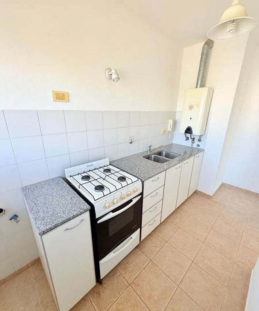 Departamento 54 y 3 frente Living comedor, dormitorio con placard y piso de parquet, baño, balcon 3
