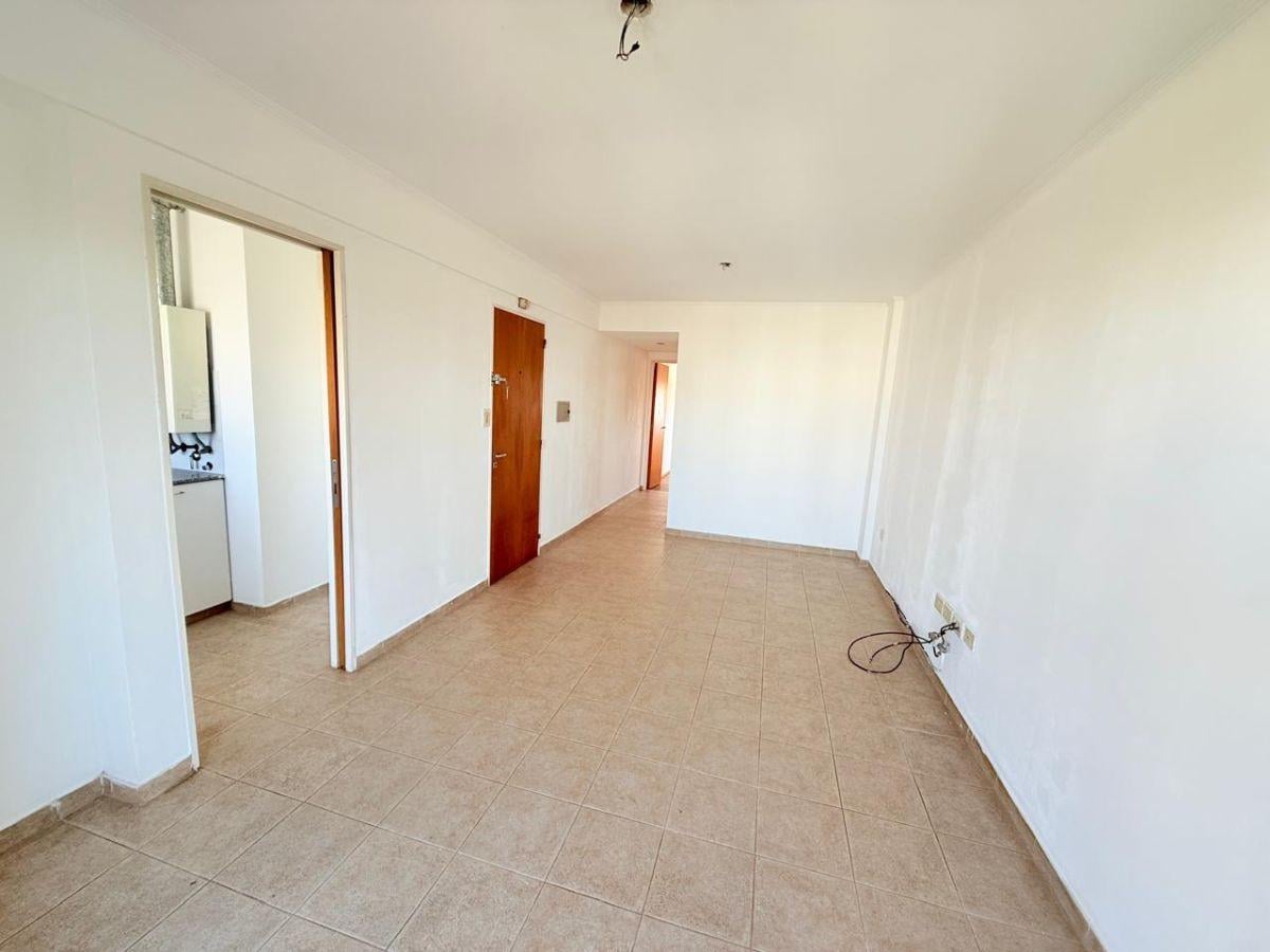 Departamento 54 y 3 frente Living comedor, dormitorio con placard y piso de parquet, baño, balcon