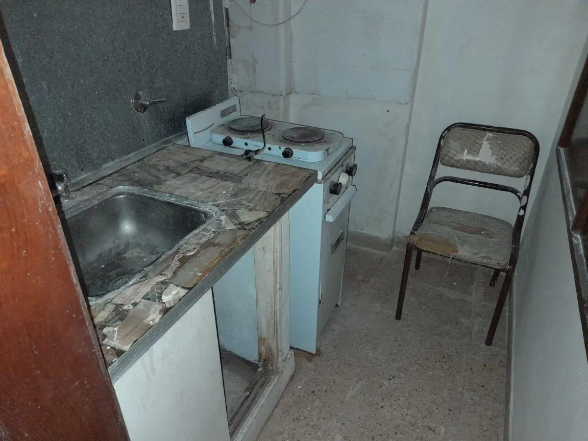 Monoambiente al frente 45 y 6 de 30 m2 construidos en alquiler en La Plata Cocina separada, baño.- 2