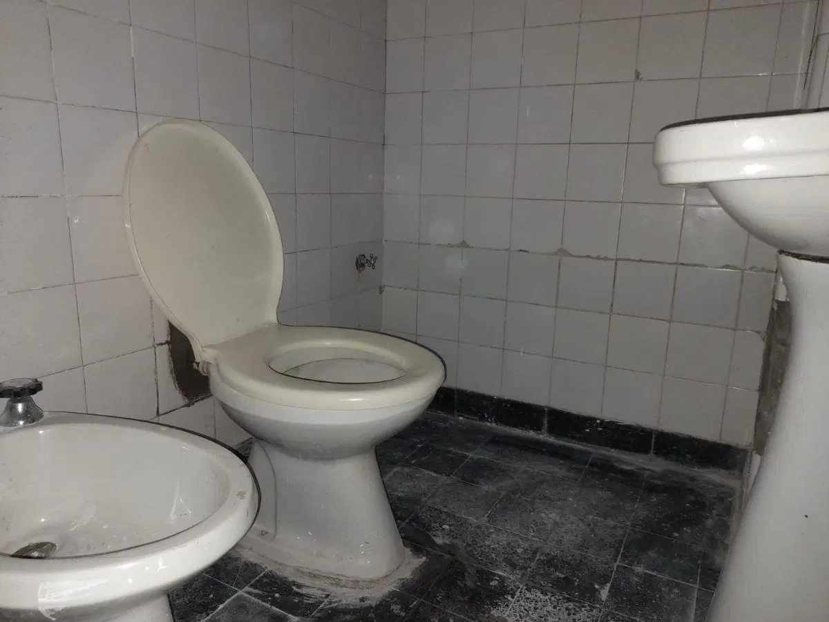 Monoambiente al frente 45 y 6 de 30 m2 construidos en alquiler en La Plata Cocina separada, baño.- 4