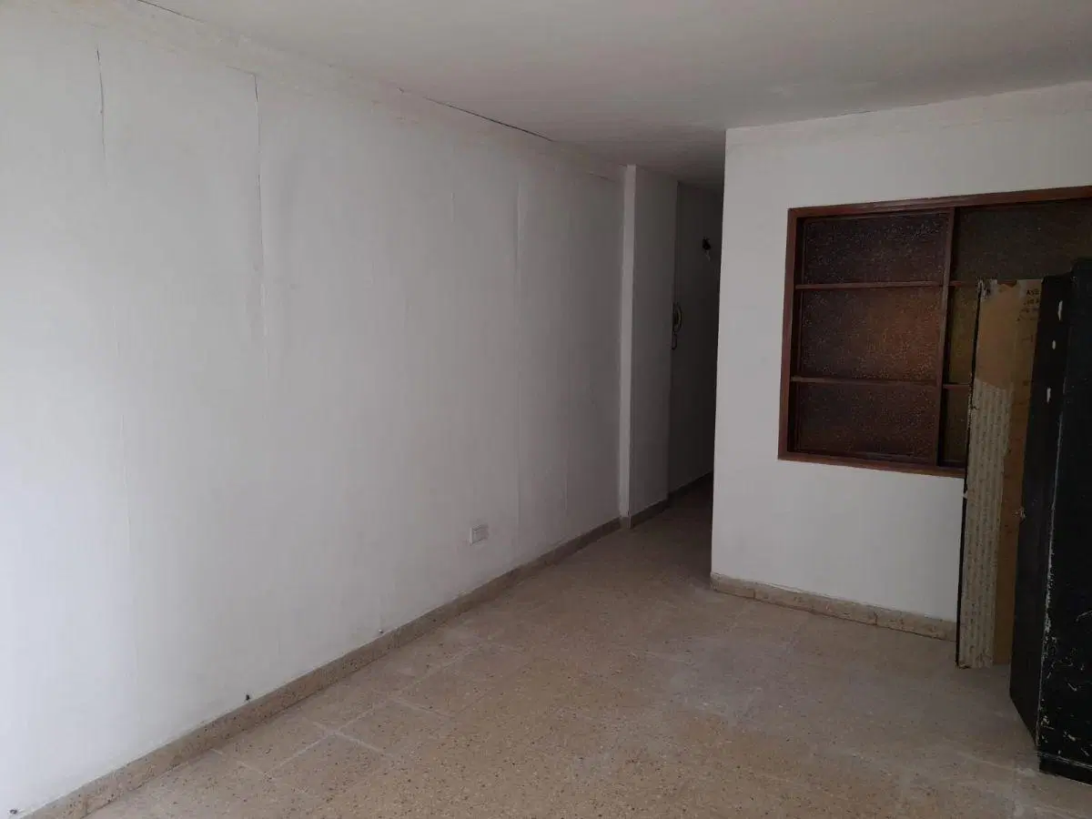 Monoambiente al frente 45 y 6 de 30 m2 construidos en alquiler en La Plata Cocina separada, baño.- 3