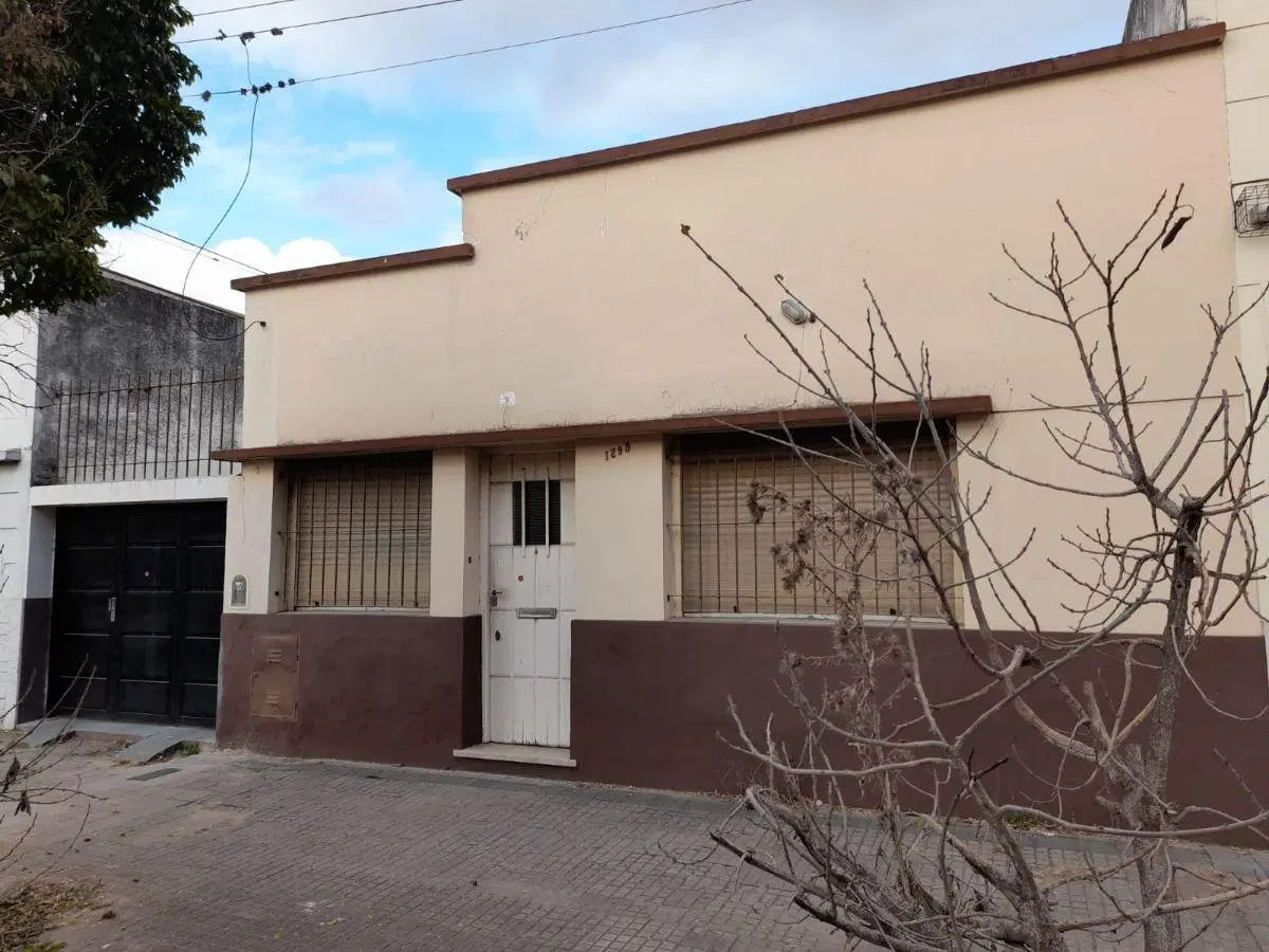 Casa 47 y 20, 2 dormitorios, placares, living comedor, cocina, baño, patio, cochera.- 2