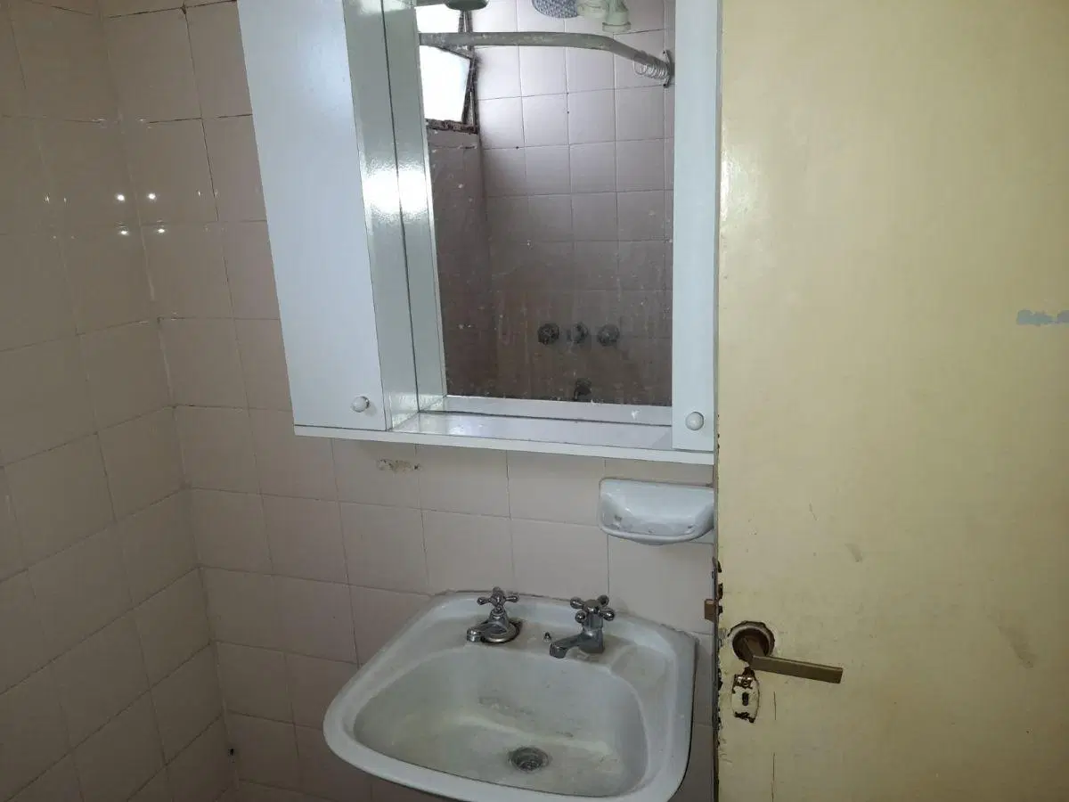 Casa 47 y 20, 2 dormitorios, placares, living comedor, cocina, baño, patio, cochera.- 5