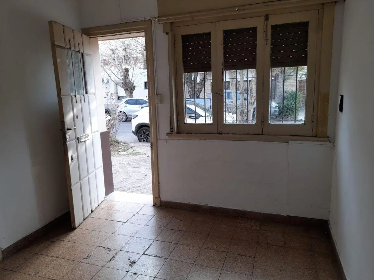 Casa 47 y 20, 2 dormitorios, placares, living comedor, cocina, baño, patio, cochera.- 3