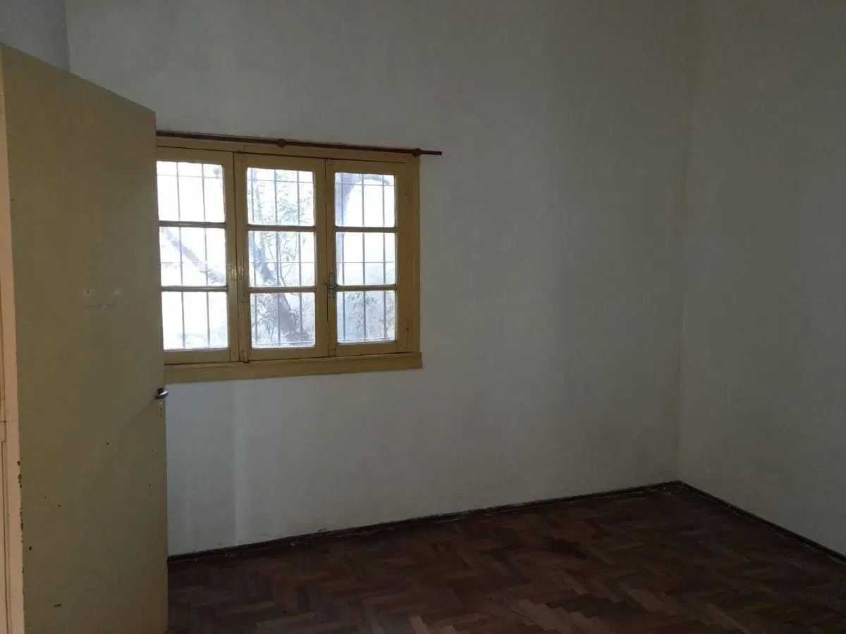 Casa 47 y 20, 2 dormitorios, placares, living comedor, cocina, baño, patio, cochera.- 4