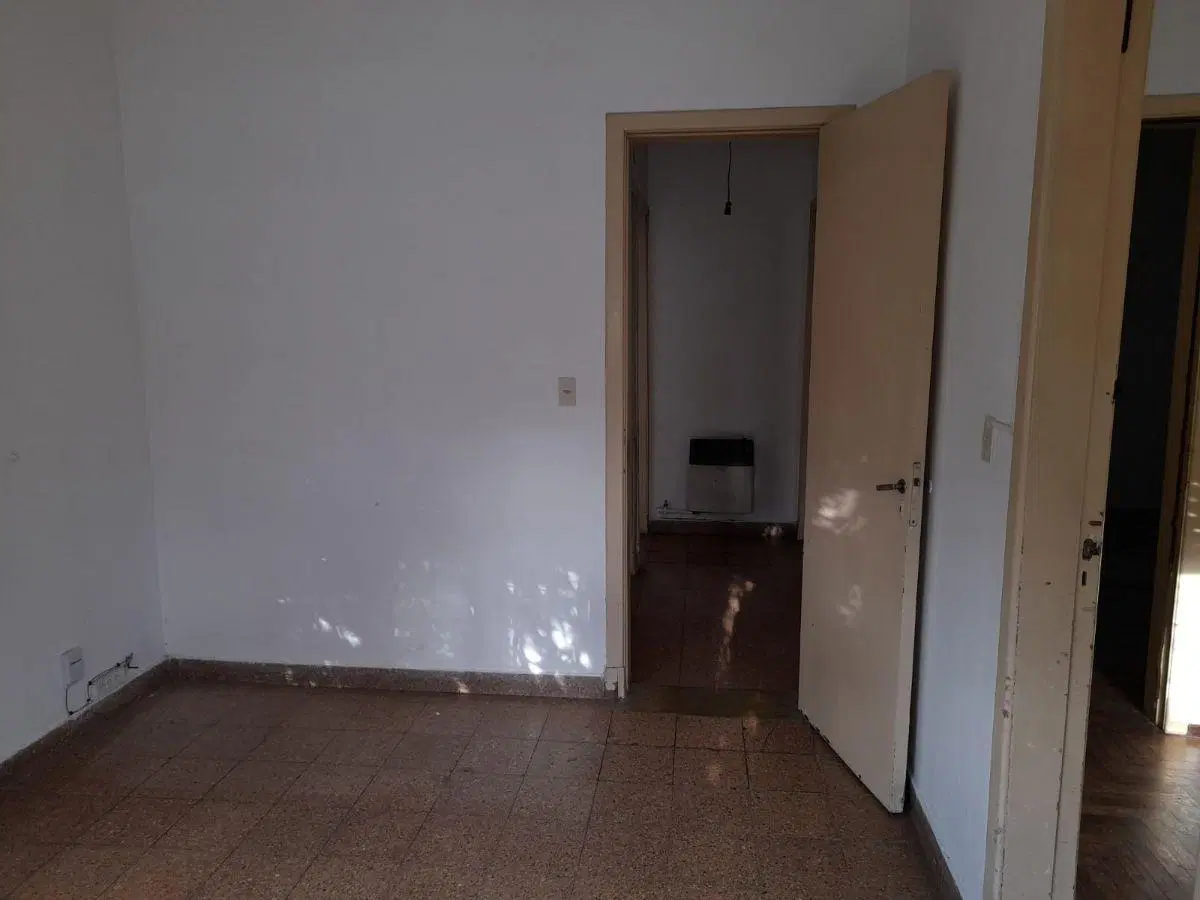 Casa 47 y 20, 2 dormitorios, placares, living comedor, cocina, baño, patio, cochera.- 8