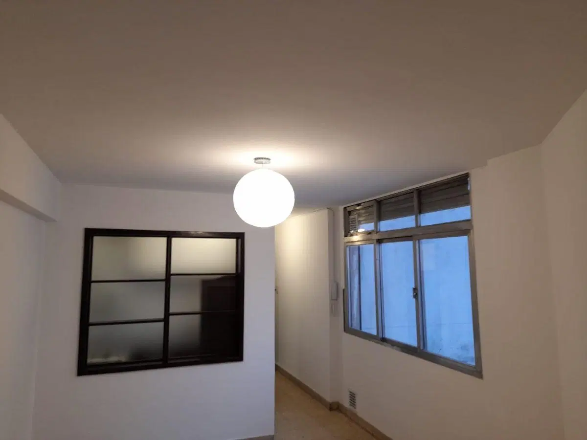Departamento 45 y 6 frente, living comedor, cocina, baño, dormitorio 3