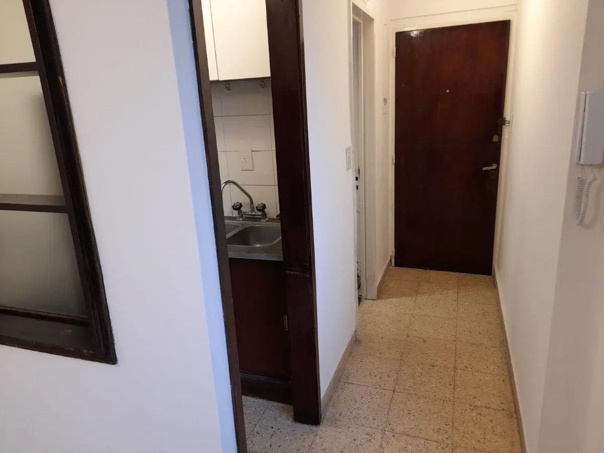 Departamento 45 y 6 frente, living comedor, cocina, baño, dormitorio 1
