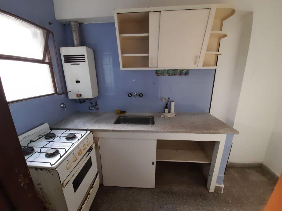 Foto de Departamento 45 y 6 living comedor, cocina, baño con bañera, imagen 3