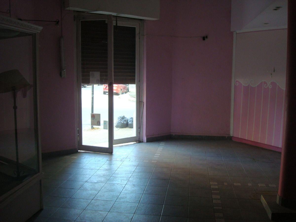 Foto de Local 4 esquina 46 Salón en esquina, vidrieras, patio y toillette, 2, imagen 2