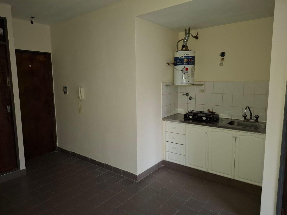 Foto de Monoambiente 47 y 13 amplkio, con placard, baño con bañera, luminoso., imagen 4