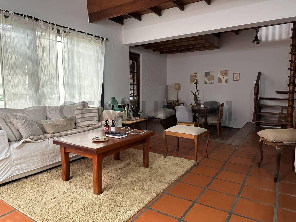 CASA EN VENTA | Lote propio con alma de hogar | Ambientes luminosos, Jardín y cochera doble en Flori