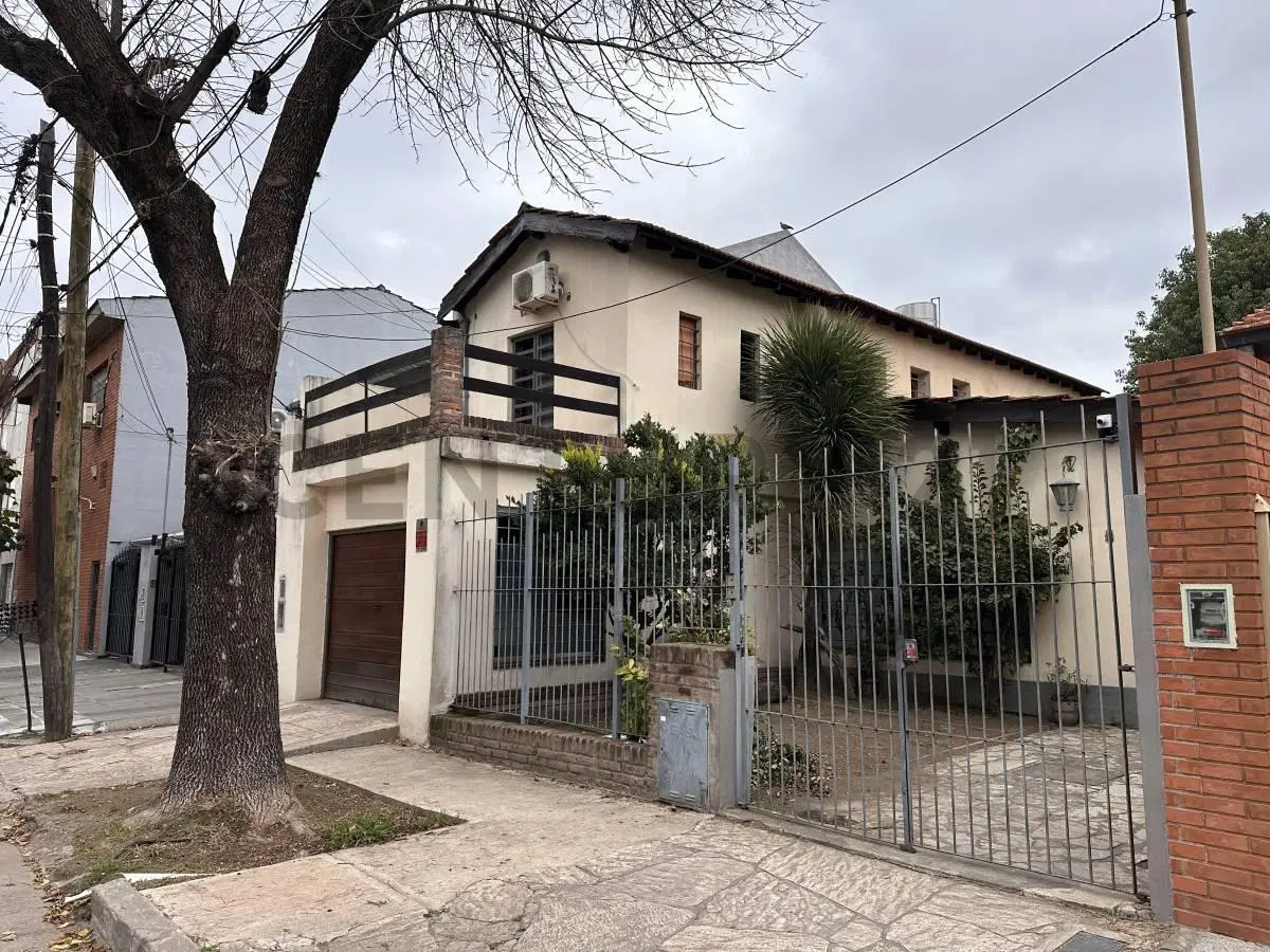 CASA EN VENTA | Lote propio con alma de hogar | Ambientes luminosos, Jardín y cochera doble en Flori 5