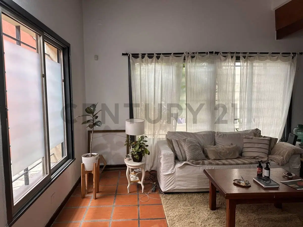 CASA EN VENTA | Lote propio con alma de hogar | Ambientes luminosos, Jardín y cochera doble en Flori 4