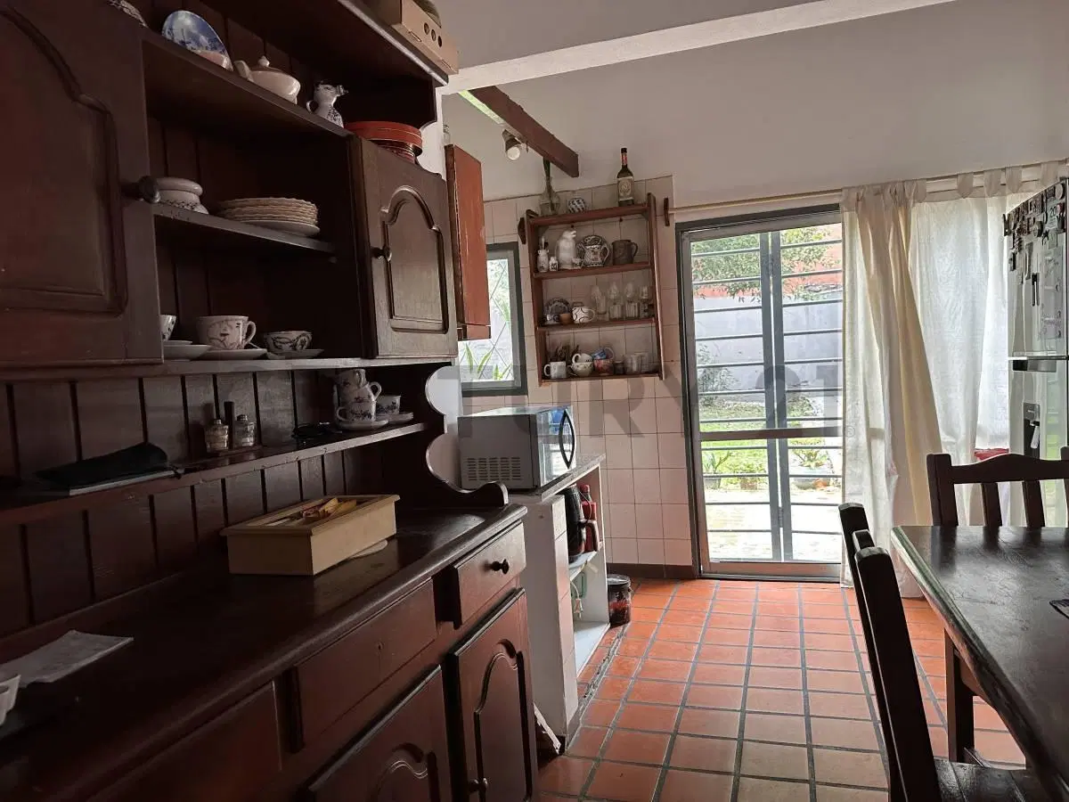 CASA EN VENTA | Lote propio con alma de hogar | Ambientes luminosos, Jardín y cochera doble en Flori 2
