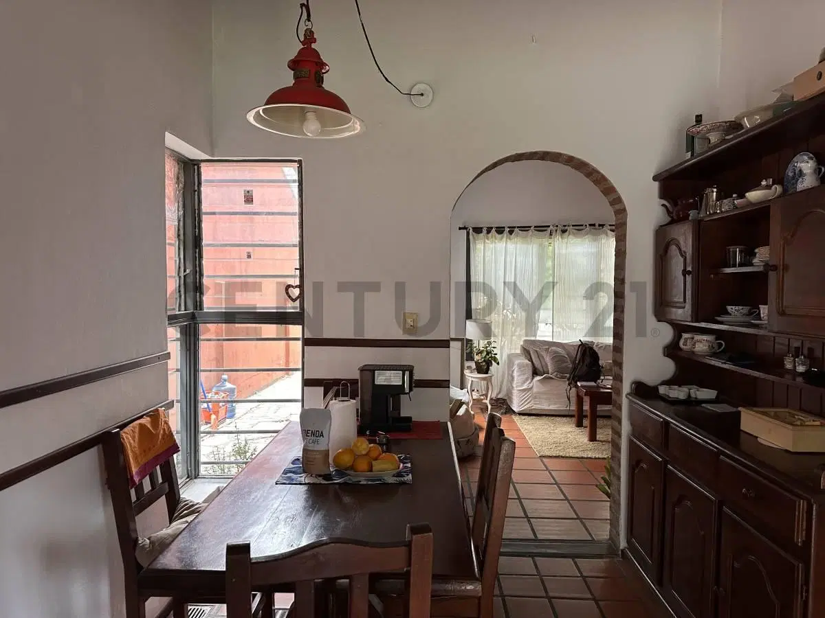 CASA EN VENTA | Lote propio con alma de hogar | Ambientes luminosos, Jardín y cochera doble en Flori 3