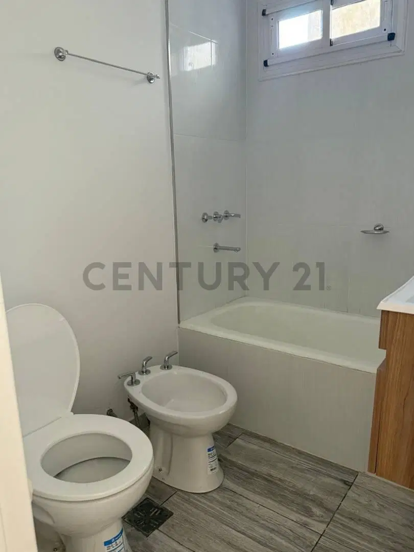 ALQUILER - SEMIPISO 2 ambientes RECICLADO a nuevo- muy LUMINOSO y con vista abierta 2