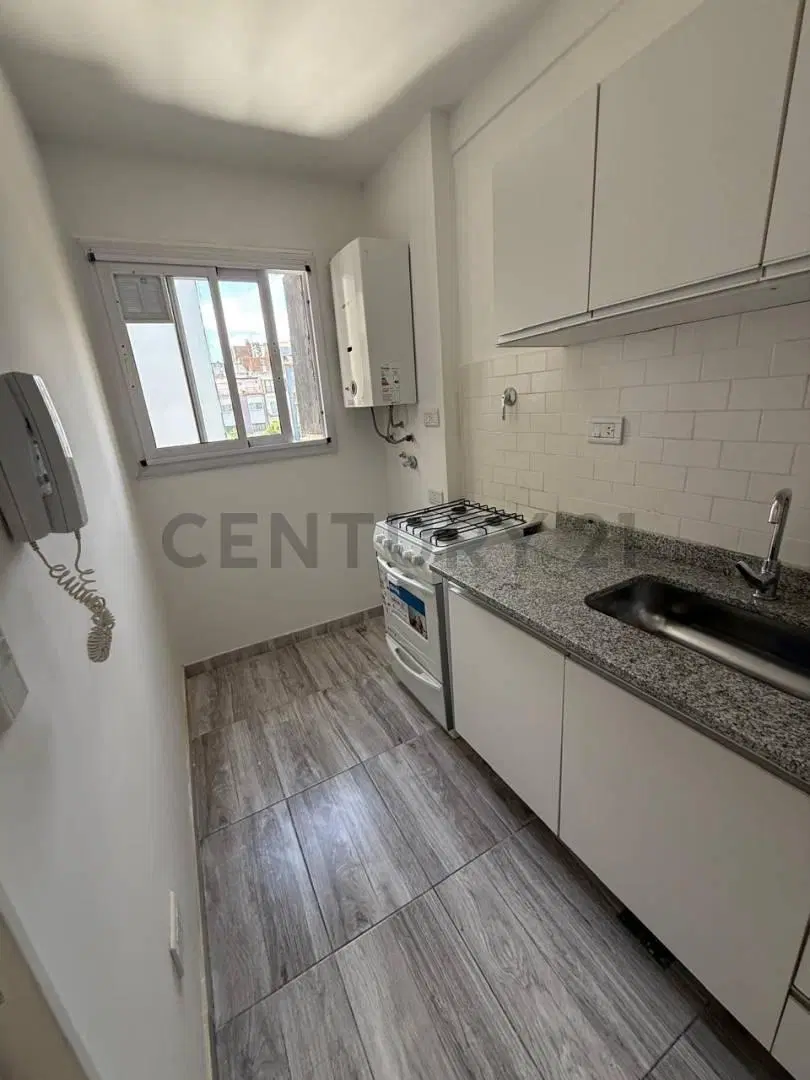 ALQUILER - SEMIPISO 2 ambientes RECICLADO a nuevo- muy LUMINOSO y con vista abierta 4