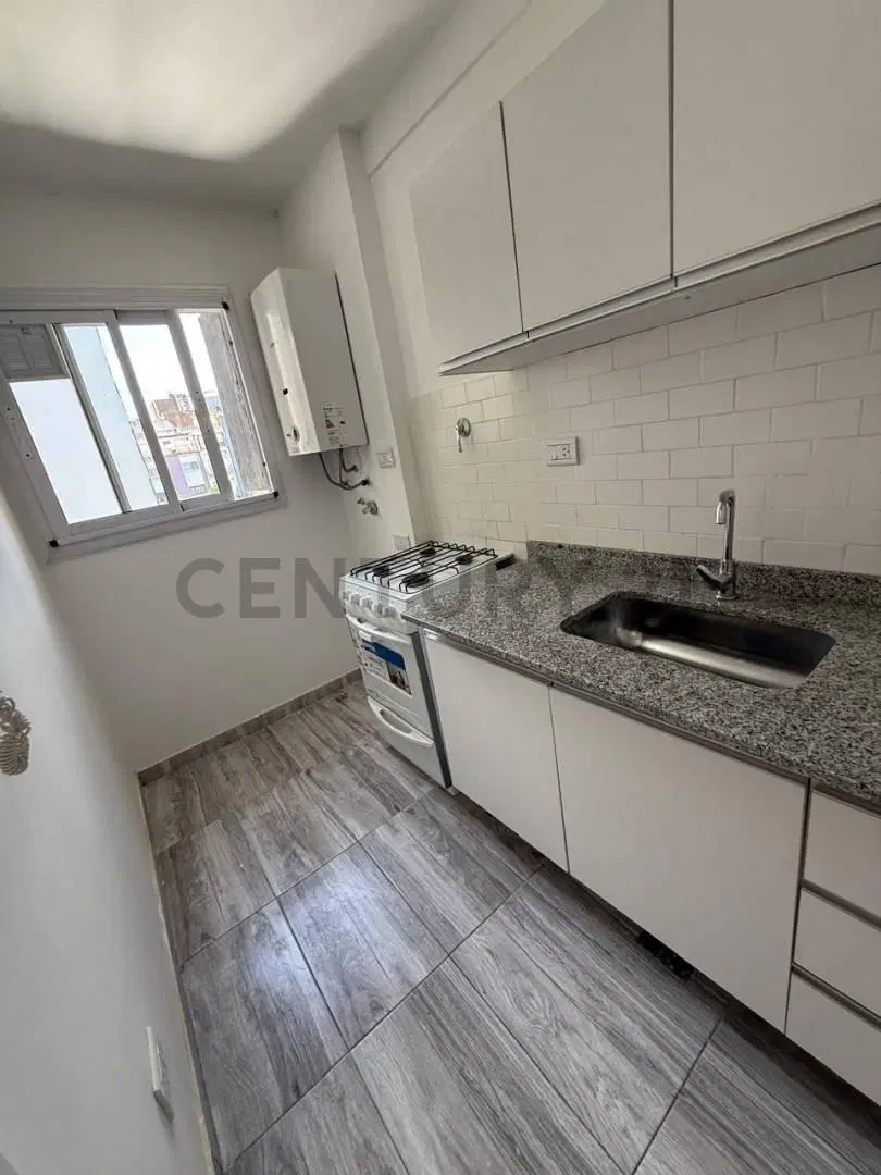 ALQUILER - SEMIPISO 2 ambientes RECICLADO a nuevo- muy LUMINOSO y con vista abierta 3