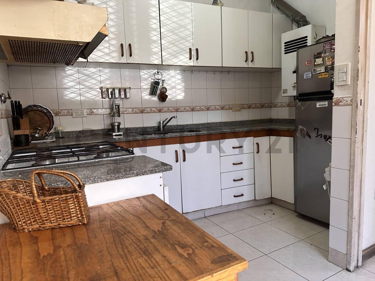 Foto de PH EN VENTA EN CHACARITA | 2 DORMITORIOS | TERRAZA PROPIA | COCHERA | SIN EXPENSAS, imagen 3