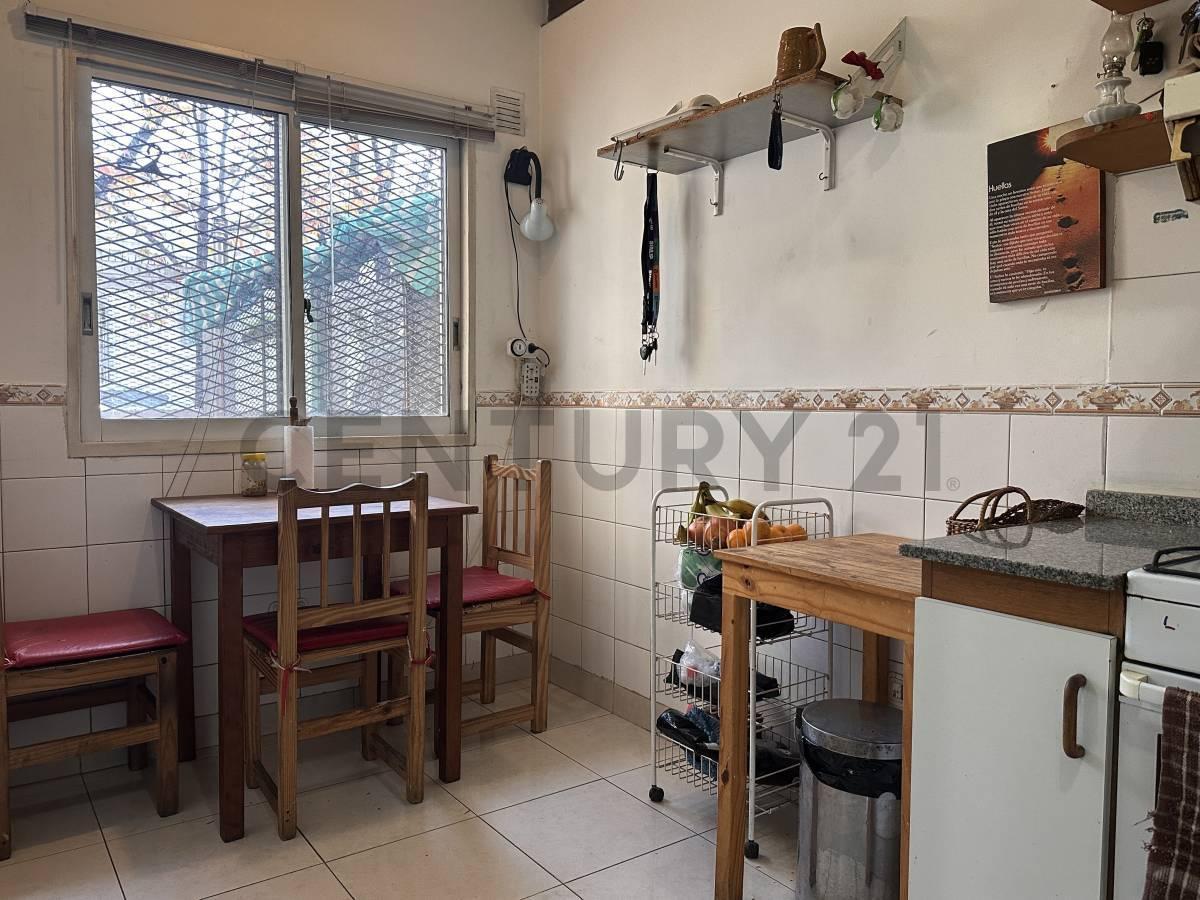 Foto de PH EN VENTA EN CHACARITA | 2 DORMITORIOS | TERRAZA PROPIA | COCHERA | SIN EXPENSAS, imagen 2