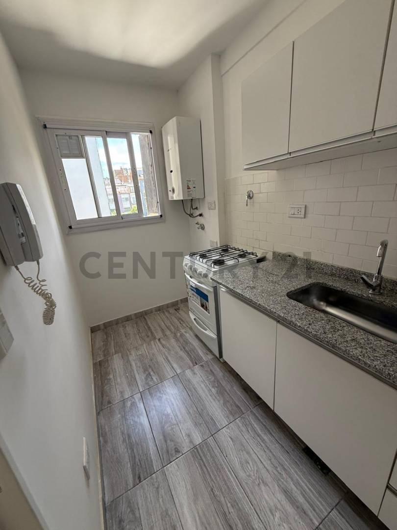 Foto de ALQUILER - SEMIPISO 2 ambientes RECICLADO a nuevo- muy LUMINOSO y con vista abierta, imagen 1
