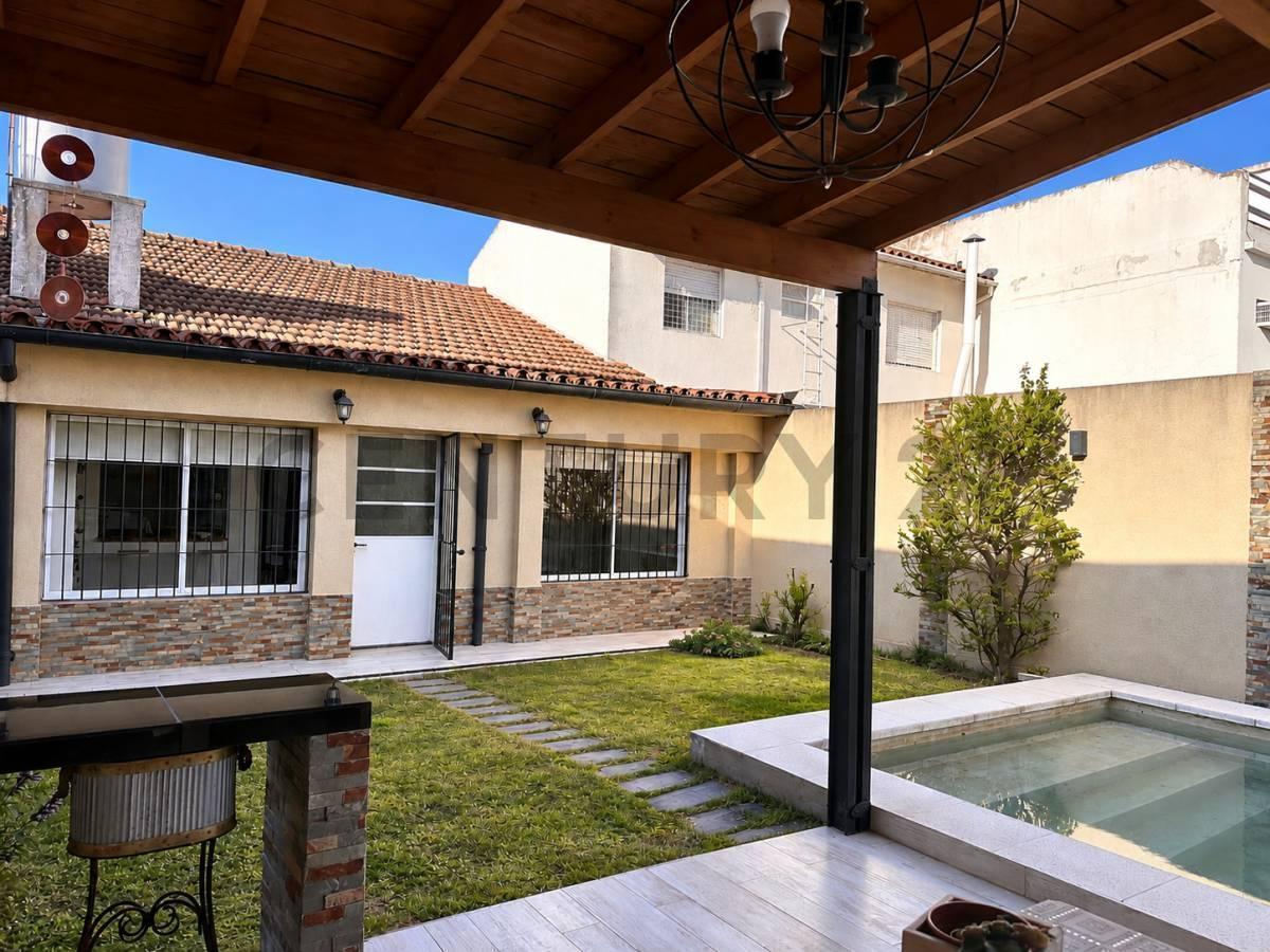 Foto de CASA en Venta - 4 AMBIENTES EN LOTE PROPIO – JARDÍN – PILETA, imagen 2