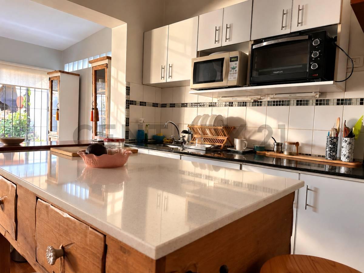 Foto de CASA en Venta - 4 AMBIENTES EN LOTE PROPIO – JARDÍN – PILETA, imagen 4