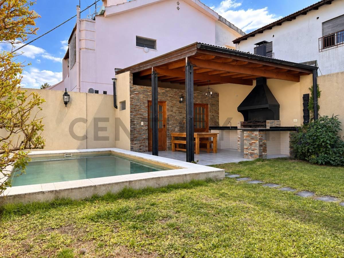 Foto de CASA en Venta - 4 AMBIENTES EN LOTE PROPIO – JARDÍN – PILETA, imagen 1