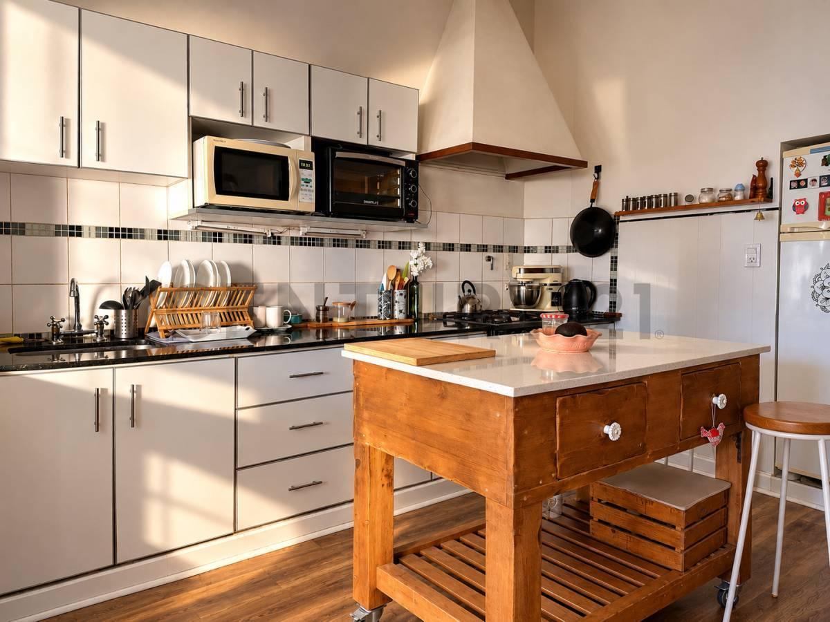 Foto de CASA en Venta - 4 AMBIENTES EN LOTE PROPIO – JARDÍN – PILETA, imagen 5