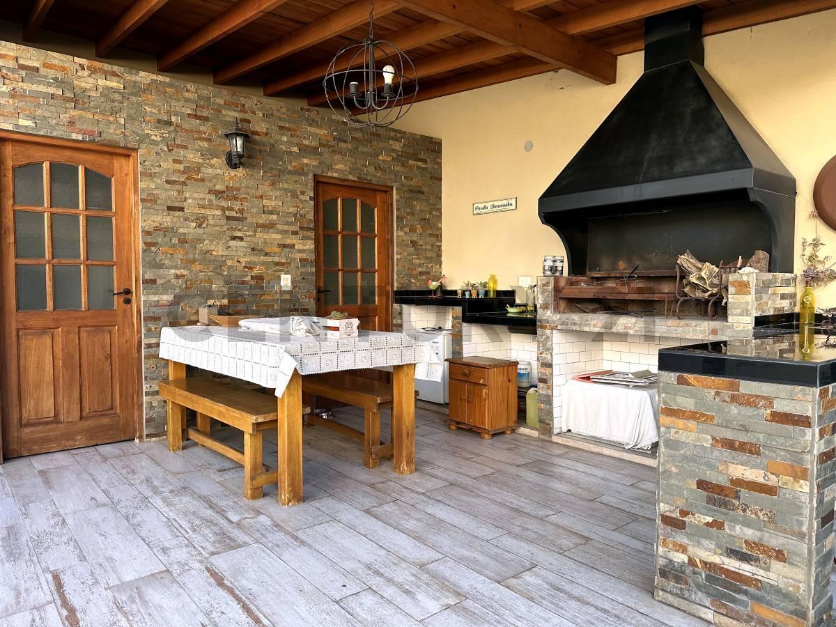 Foto de CASA en Venta - 4 AMBIENTES EN LOTE PROPIO – JARDÍN – PILETA, imagen 3