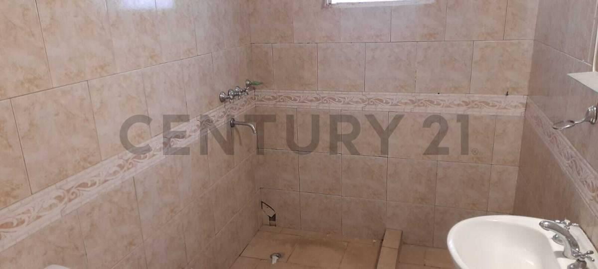Foto de Venta de pH al frente 2 ambientes con patio, terraza y cochera en Bernal, imagen 4
