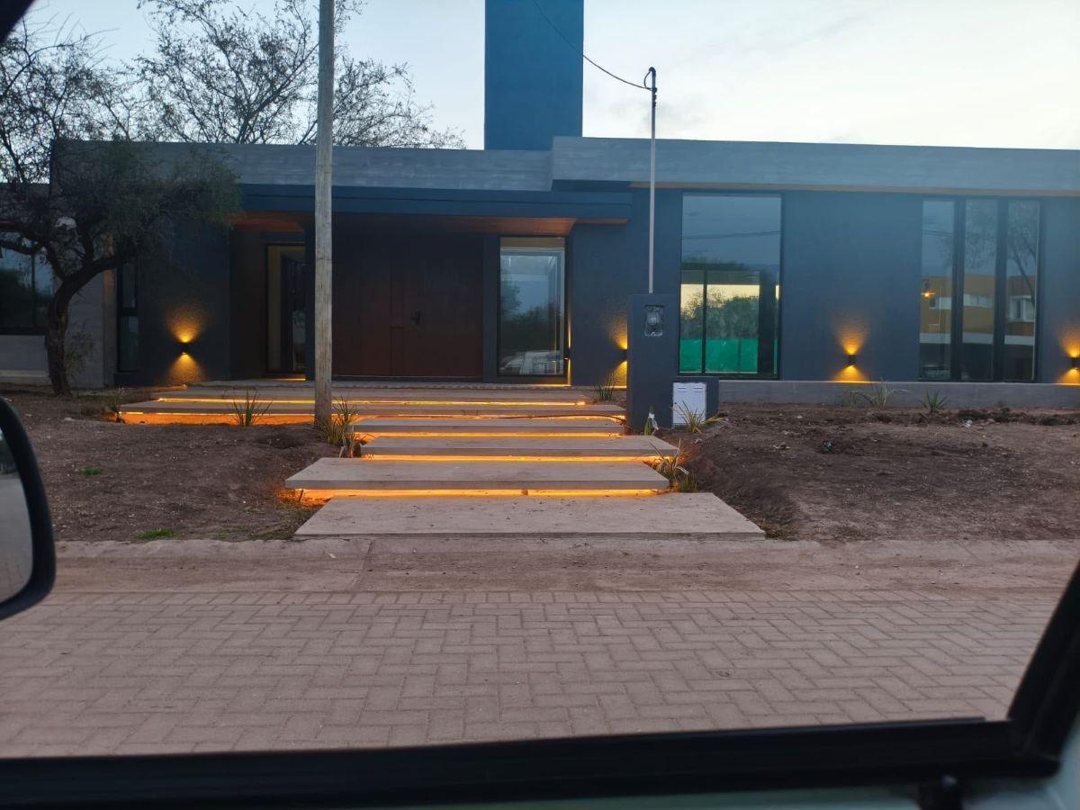Foto de ESPECTACULAR CASA EN COUNTRY LAS CORZUELAS CON PILETA, imagen 2