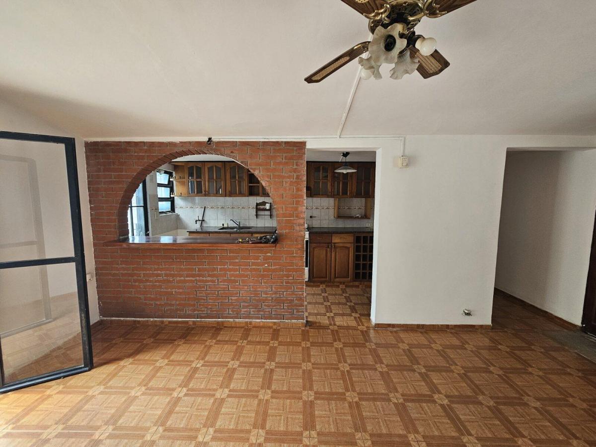 Foto de VENTA Casa 2 DORMITORIOS COCHERA PATIO Y QUINCHO 20 DE JUNIO, imagen 2