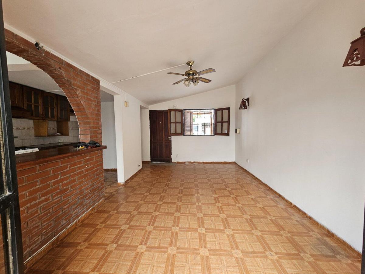VENTA Casa 2 DORMITORIOS COCHERA PATIO Y QUINCHO 20 DE JUNIO