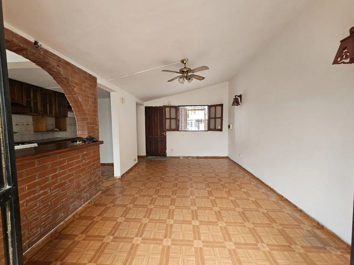 VENTA Casa 2 DORMITORIOS COCHERA PATIO Y QUINCHO 20 DE JUNIO 1