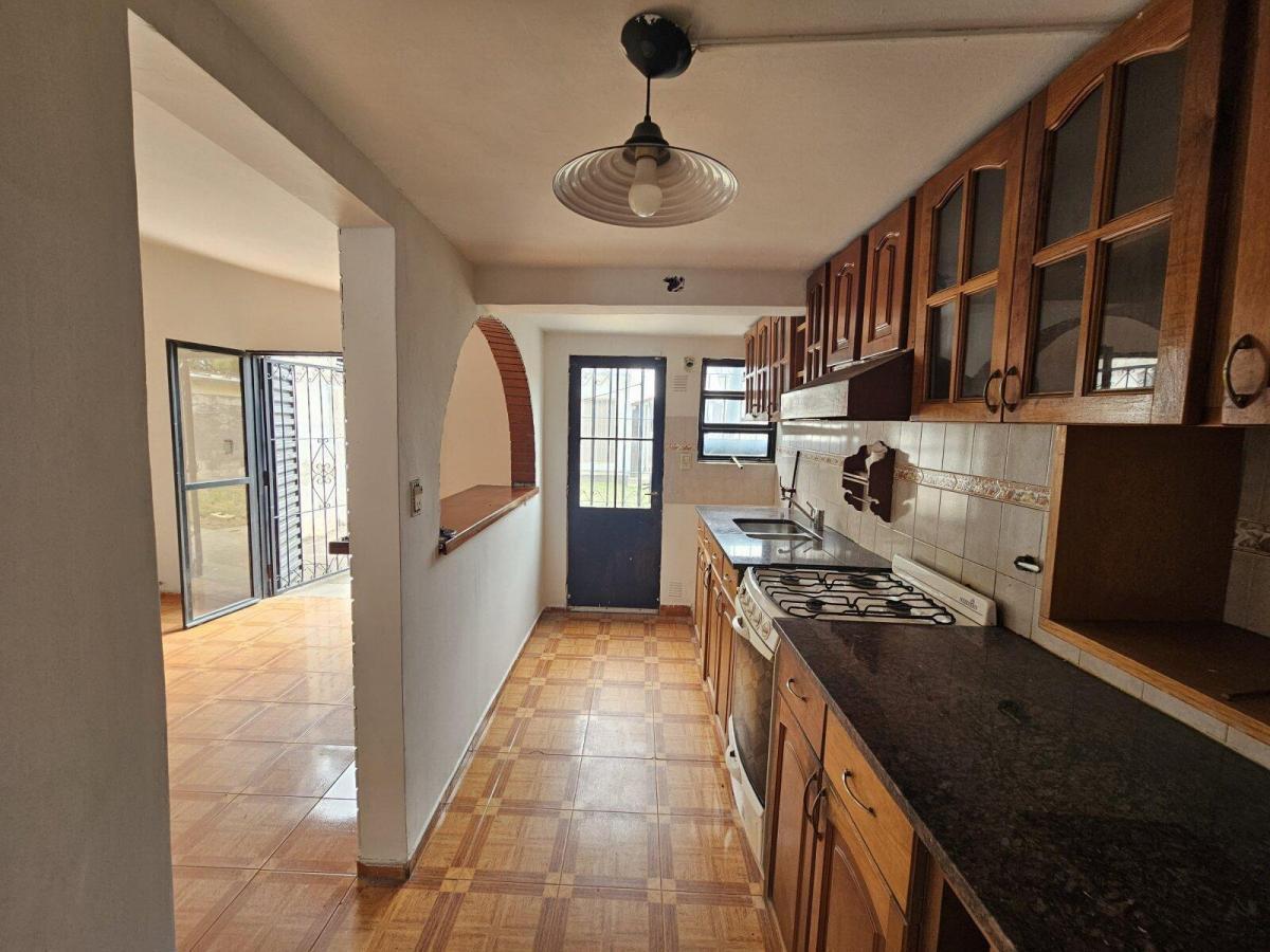 Foto de VENTA Casa 2 DORMITORIOS COCHERA PATIO Y QUINCHO 20 DE JUNIO, imagen 3