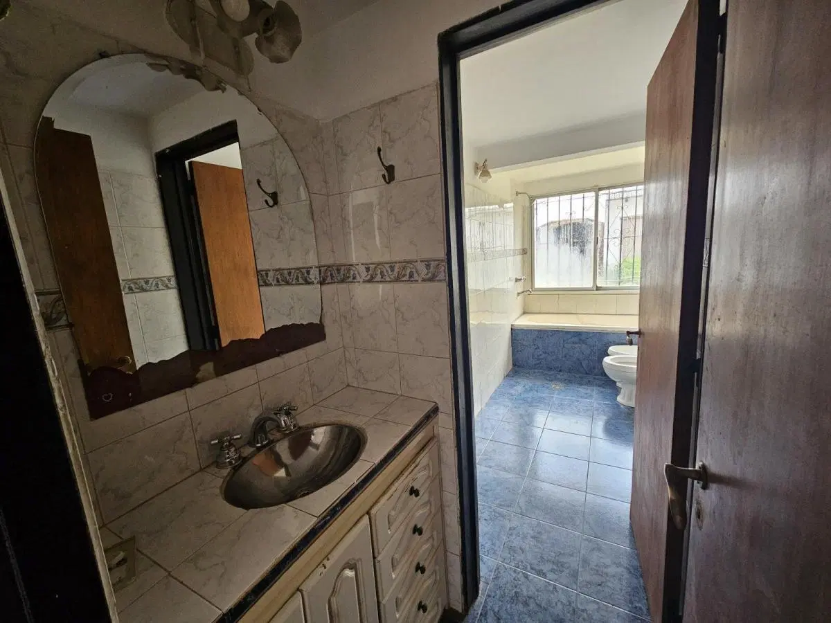 VENTA Casa 2 DORMITORIOS COCHERA PATIO Y QUINCHO 20 DE JUNIO 5