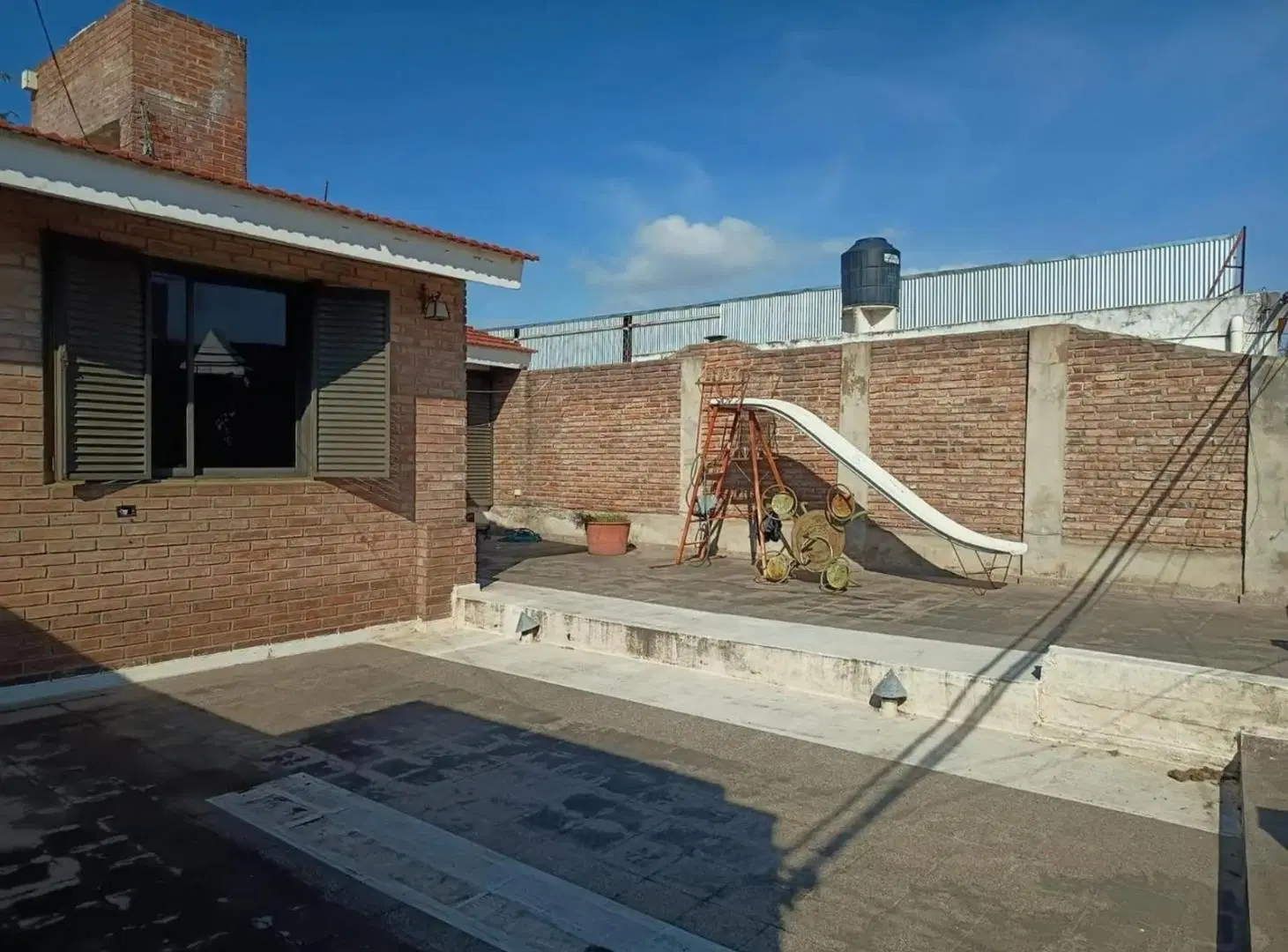 SE VENDE CASA 4 DORMITORIOS 2 COCHERAS B° PASO DE LOS ANDES 5