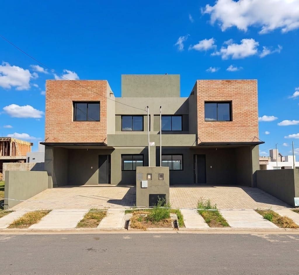 Foto de VENTA DUPLEX 3 DORMITORIOS Y COCHERA DOBLE A ESTRENAR!!! - RINCONES DE, imagen 1