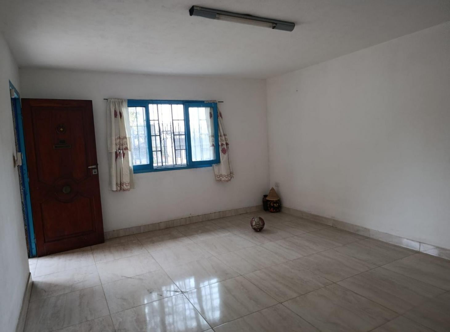 Foto de VENTA ACSA 2 DORMITORIOS, COCHERA, PATIO, AMPLIACION RESIDENCIAL, imagen 2