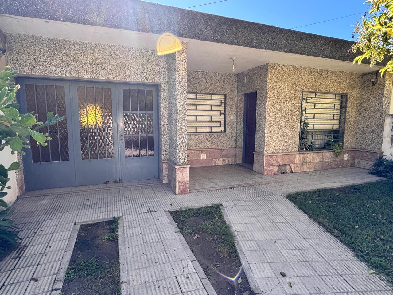 Foto de VENTA 2 CASAS DIVIDIDAS COLONIA CAROYA – APTA EDIFICIO EN ALTURA, imagen 2
